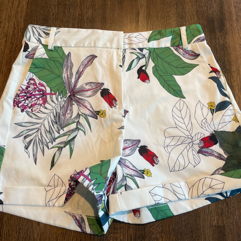 NWT Ovi White Floral Shorts Preppy Classic Resort Vacation - Size M